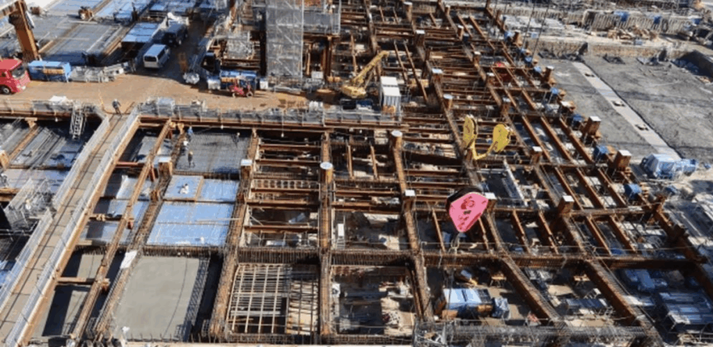 大規模な建設現場で基礎工事が進行中の様子
