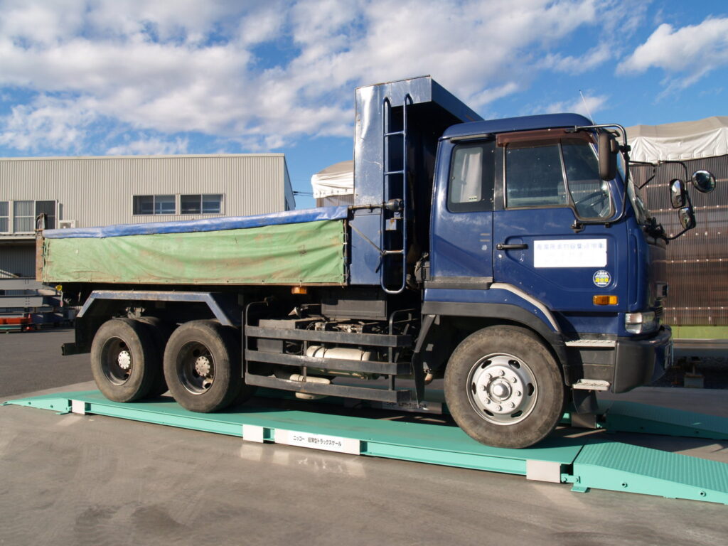 簡易設置型トラックスケールに乗っているトラック