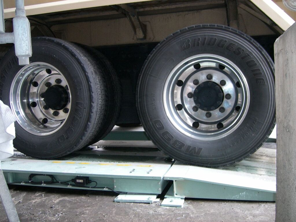 簡易式トラックスケールに乗っているトラックのタイヤ