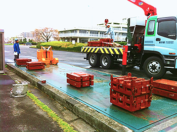 大型はかりの定期家検査の様子