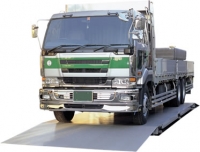 簡易型トラックスケールに乗っているトラック