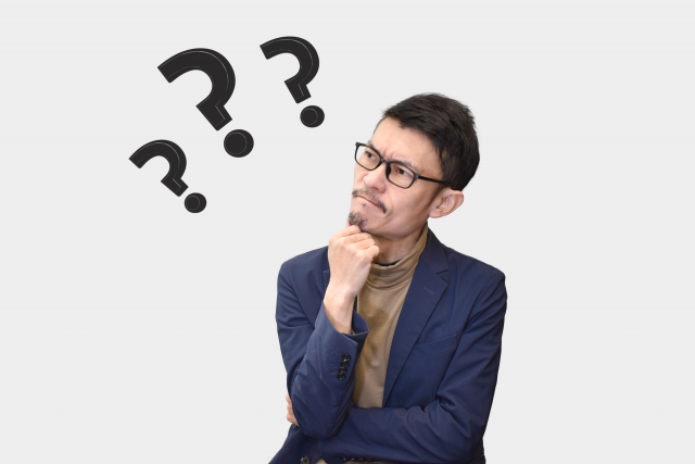 何かを考えている人